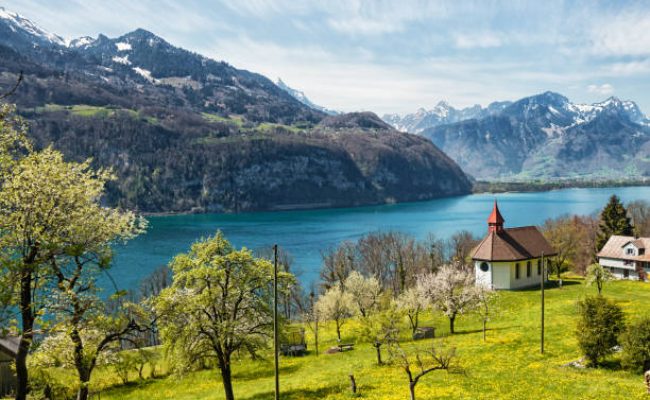 Lake Walensee is a lake in the eastern foothills of the Alps in Switzerland and lies in the cantons of St. Gallen and Glarus. The area around the lake is a popular destination for hikers and nature lovers.